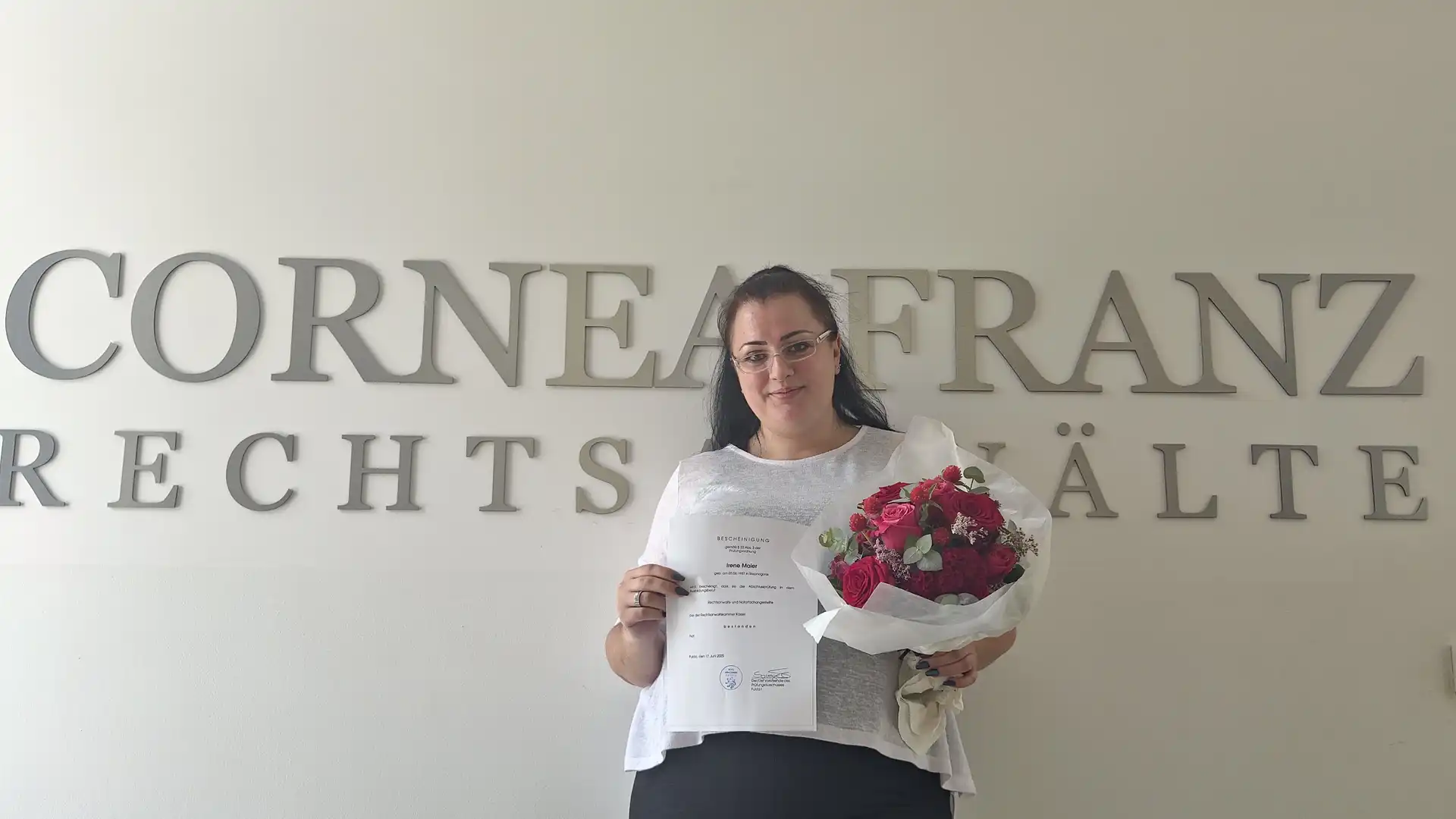 Wir gratulieren Irene zum Abschluss zur Rechtsanwalts-und Notarfachangestellten